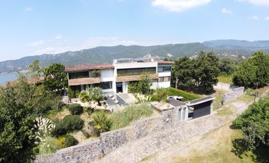 Casa en venta en Valle de Bravo con excelente vista al lago.