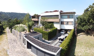 Casa en venta en Valle de Bravo con excelente vista al lago.