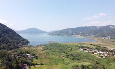 Casa en venta en Valle de Bravo con excelente vista al lago.