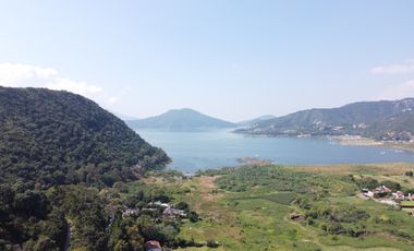 Casa en venta en Valle de Bravo con excelente vista al lago.