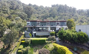 Casa en venta en Valle de Bravo con excelente vista al lago.