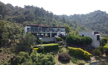 Casa en venta en Valle de Bravo con excelente vista al lago.