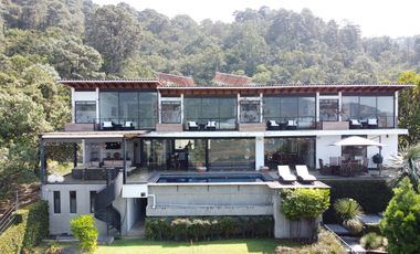 Casa en venta en Valle de Bravo con excelente vista al lago.