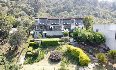 Casa en venta en Valle de Bravo con excelente vista al lago.