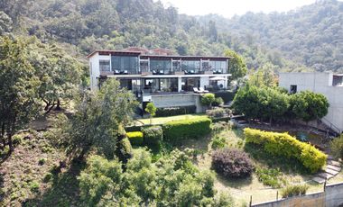 Casa en venta en Valle de Bravo con excelente vista al lago.