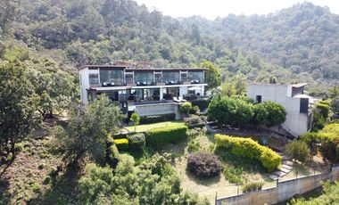 Casa en venta en Valle de Bravo con excelente vista al lago.