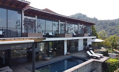 Casa en venta en Valle de Bravo con excelente vista al lago.