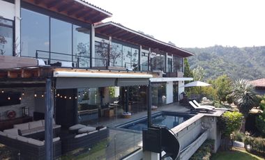 Casa en venta en Valle de Bravo con excelente vista al lago.