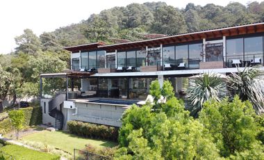 Casa en venta en Valle de Bravo con excelente vista al lago.