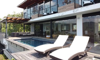 Casa en venta en Valle de Bravo con excelente vista al lago.