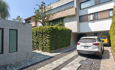 Casa en venta en Valle de Bravo con excelente vista al lago.