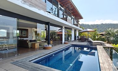 Casa en venta en Valle de Bravo con excelente vista al lago.