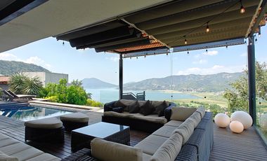 Casa en venta en Valle de Bravo con excelente vista al lago.