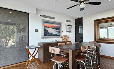 Casa en venta en Valle de Bravo con excelente vista al lago.