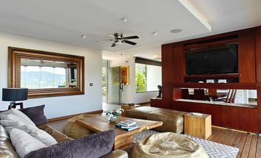 Casa en venta en Valle de Bravo con excelente vista al lago.