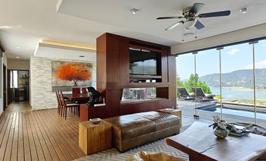 Casa en venta en Valle de Bravo con excelente vista al lago.