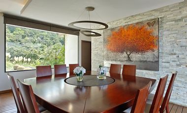 Casa en venta en Valle de Bravo con excelente vista al lago.