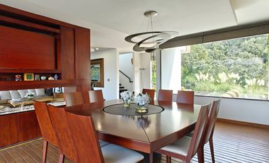 Casa en venta en Valle de Bravo con excelente vista al lago.