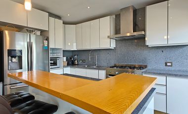 Casa en venta en Valle de Bravo con excelente vista al lago.