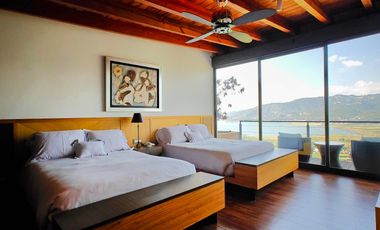 Casa en venta en Valle de Bravo con excelente vista al lago.