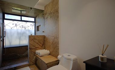 Casa en venta en Valle de Bravo con excelente vista al lago.