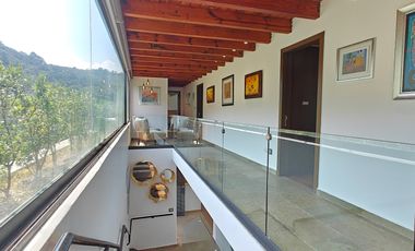Casa en venta en Valle de Bravo con excelente vista al lago.