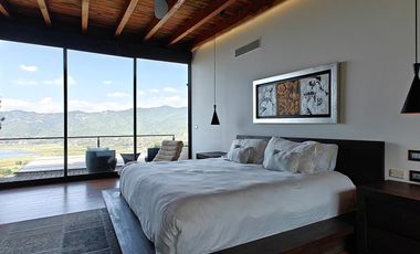 Casa en venta en Valle de Bravo con excelente vista al lago.