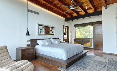 Casa en venta en Valle de Bravo con excelente vista al lago.