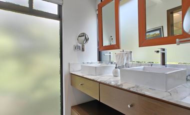 Casa en venta en Valle de Bravo con excelente vista al lago.