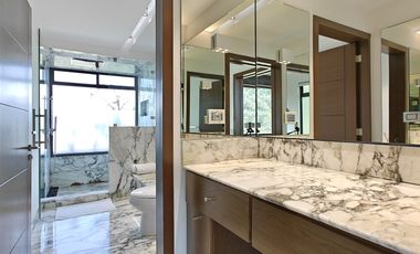 Casa en venta en Valle de Bravo con excelente vista al lago.