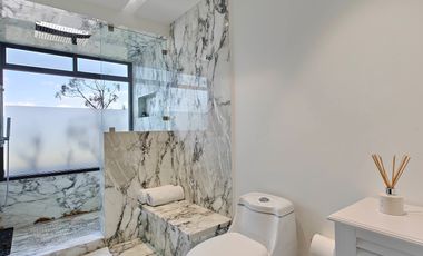 Casa en venta en Valle de Bravo con excelente vista al lago.