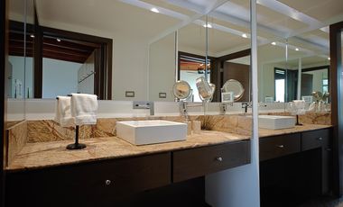 Casa en venta en Valle de Bravo con excelente vista al lago.