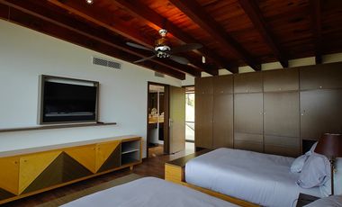 Casa en venta en Valle de Bravo con excelente vista al lago.