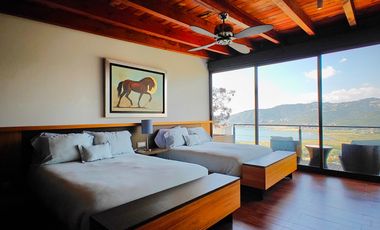 Casa en venta en Valle de Bravo con excelente vista al lago.