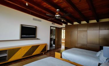 Casa en venta en Valle de Bravo con excelente vista al lago.