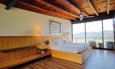 Casa en venta en Valle de Bravo con excelente vista al lago.