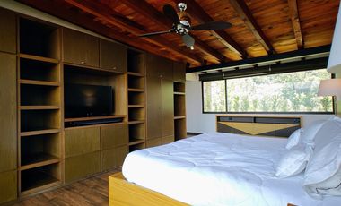 Casa en venta en Valle de Bravo con excelente vista al lago.