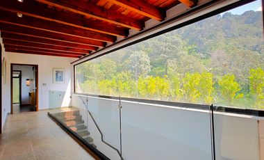 Casa en venta en Valle de Bravo con excelente vista al lago.
