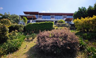 Casa en venta en Valle de Bravo con excelente vista al lago.