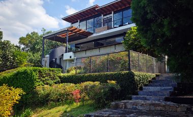 Casa en venta en Valle de Bravo con excelente vista al lago.