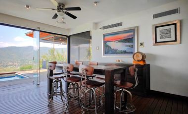 Casa en venta en Valle de Bravo con excelente vista al lago.