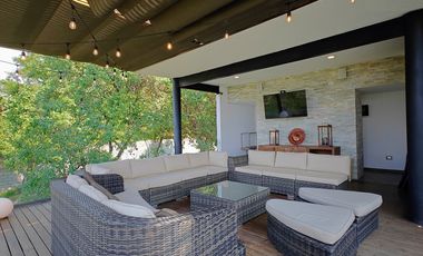 Casa en venta en Valle de Bravo con excelente vista al lago.