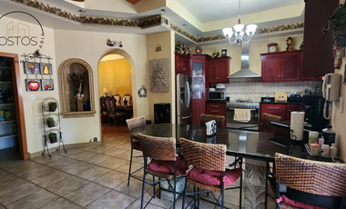 En VENTA Casa con acabados de lujo en Campos Eliseos Fraccionamiento Cerrada del Sol II