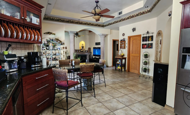 En VENTA Casa con acabados de lujo en Campos Eliseos Fraccionamiento Cerrada del Sol II