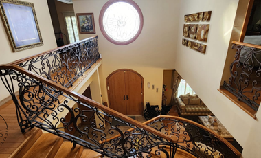 En VENTA Casa con acabados de lujo en Campos Eliseos Fraccionamiento Cerrada del Sol II