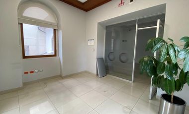 Venta de local comercial con oficinas - Sector La Mariscal