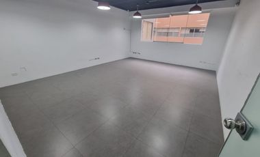 Oficina Equipada de 139m2 Cerca al Derby, Surco