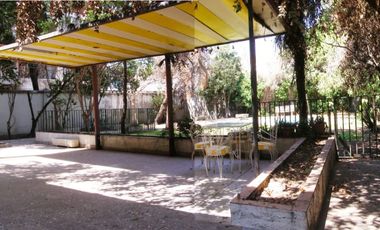 En venta excelente casa servicios profesionales o residencial en Providencia. Destino comercial.