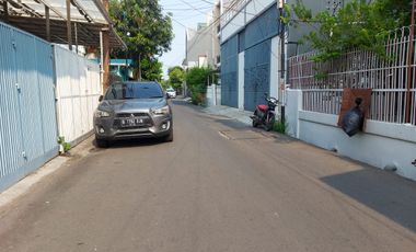 Dijual Rumah Bagus Minimalis 3,5 Lantai di Kavling Polri Jelambar Hadap Utara
