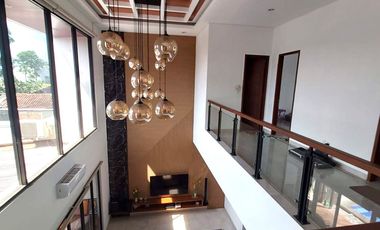 Rumah Mewah dengan Kolam Renang dekat Jalan Gito Gati